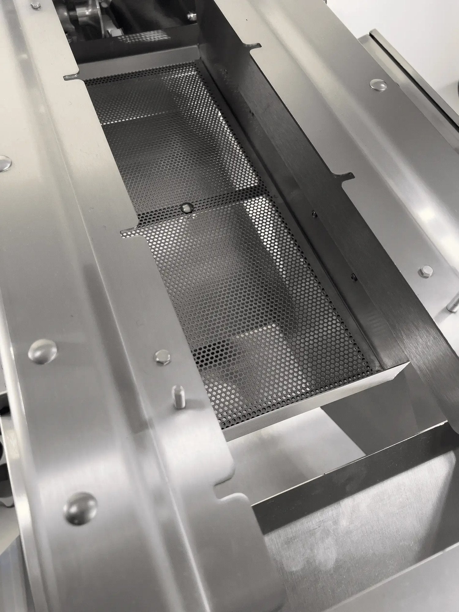 Automatic sifting system on the Model G grinder ensures pure final output