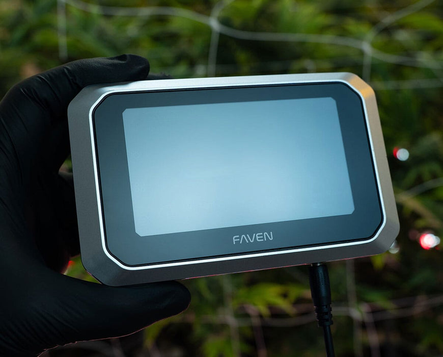 Close up of Faven CX3 lighting controller with touchscreen display for Faven Chroma, R6 and R8 grow lights.